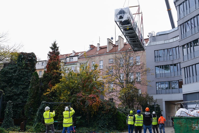 Wymiana urządzeń klimatyzacyjnych przy użyciu żurawia na dachu Grunwaldzki Center.