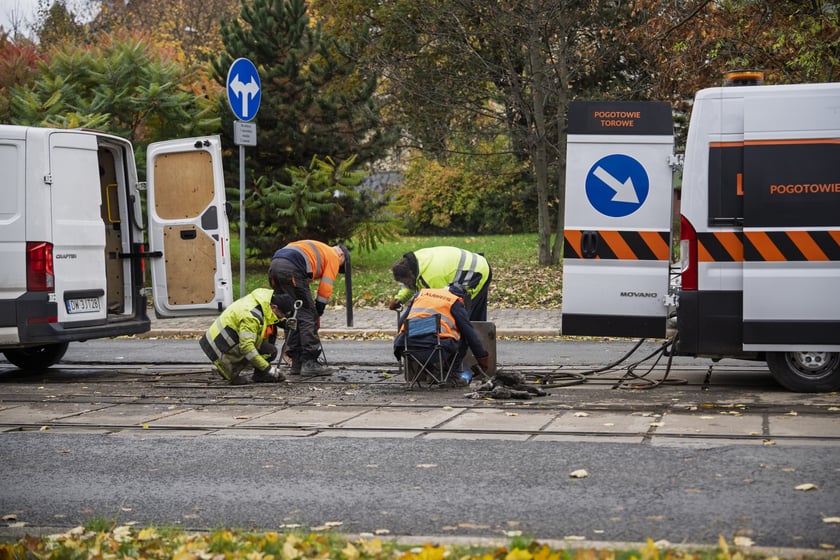 Naprawa torowiska tramwajowego na ul. Glinianej.