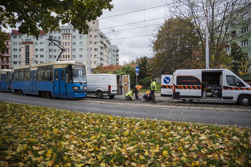 Naprawa torowiska tramwajowego na ul. Glinianej.