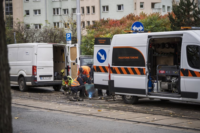 Naprawa torowiska tramwajowego na ul. Glinianej.