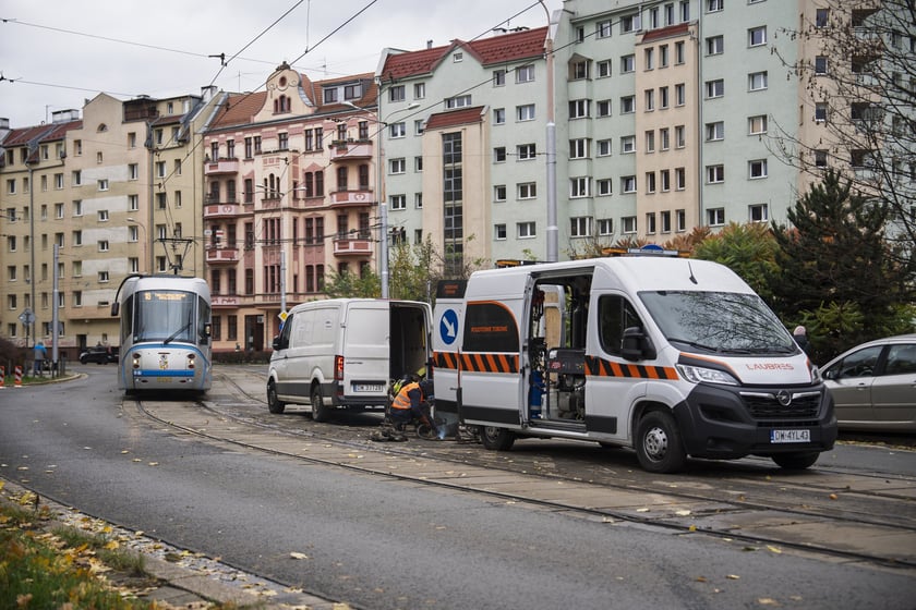 Naprawa torowiska tramwajowego na ul. Glinianej.