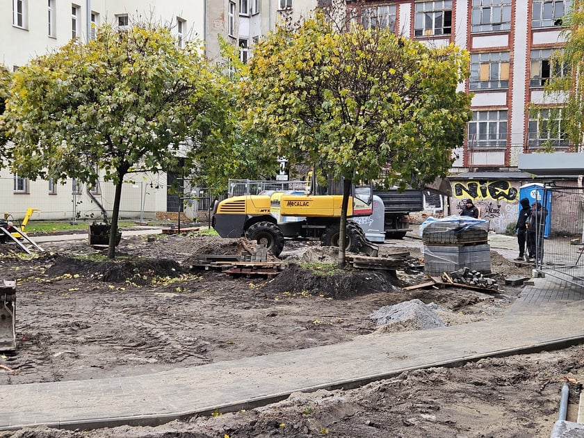 Prace przy rewitalizacji skwerku na rogu ulic Kołłątaja i Rejtana