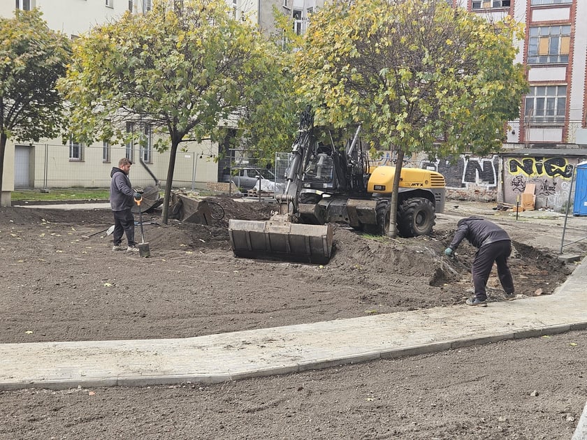 Prace przy rewitalizacji skwerku na rogu ulic Kołłątaja i Rejtana