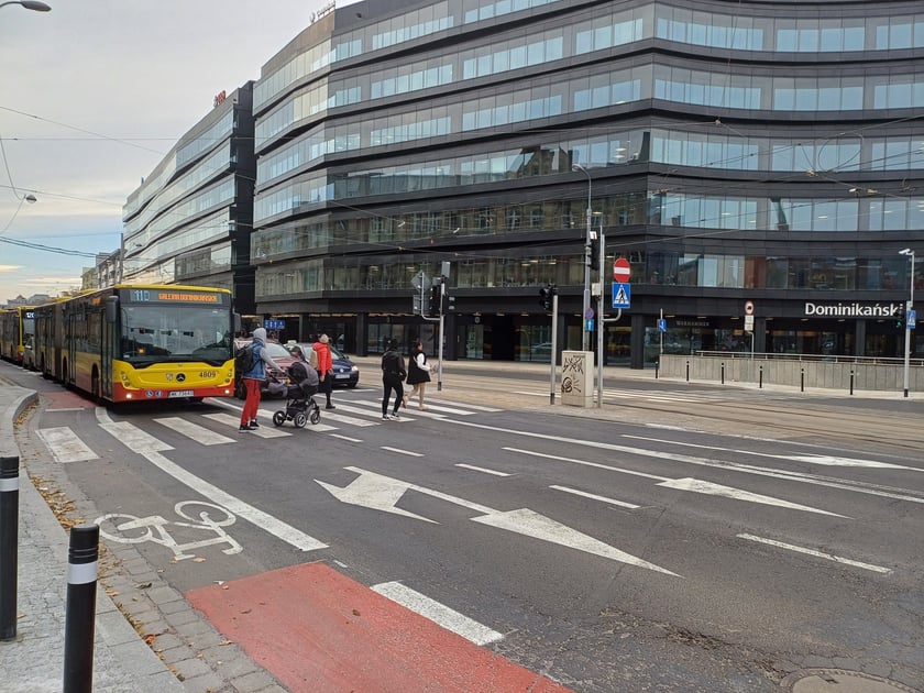 Nowa sygnalizacja świetlna u zbiegu ulic Oławskiej i Piotra Skargi.