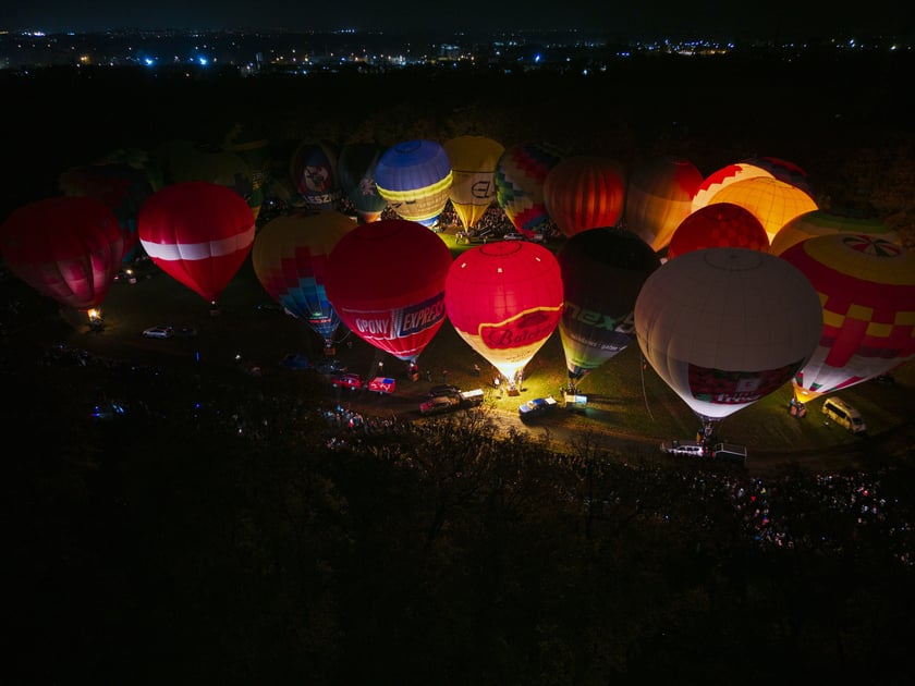 Rozpoczęcie Fiesty Balonowej o Puchar Prezydenta Wrocławia - wieczorny pokaz balonów na boisku przy Stadionie Olimpijskim.