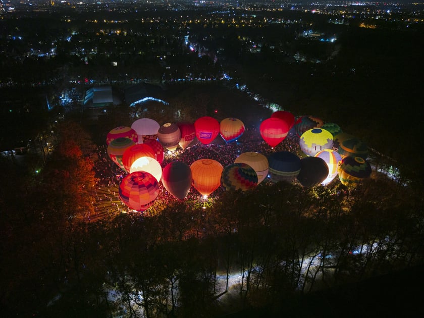 Rozpoczęcie Fiesty Balonowej o Puchar Prezydenta Wrocławia - wieczorny pokaz balonów na boisku przy Stadionie Olimpijskim.