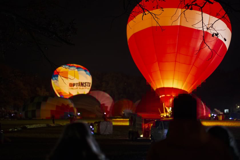 Rozpoczęcie Fiesty Balonowej o Puchar Prezydenta Wrocławia - wieczorny pokaz balonów na boisku przy Stadionie Olimpijskim.