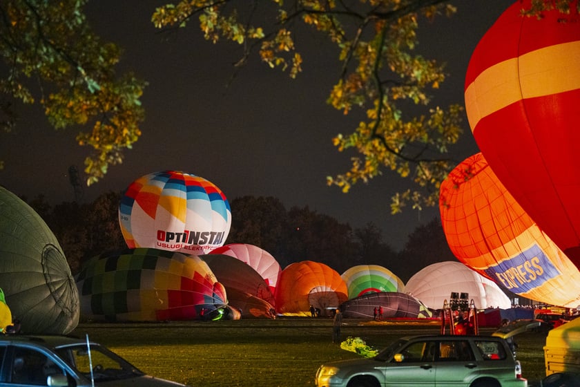 Rozpoczęcie Fiesty Balonowej o Puchar Prezydenta Wrocławia - wieczorny pokaz balonów na boisku przy Stadionie Olimpijskim.
