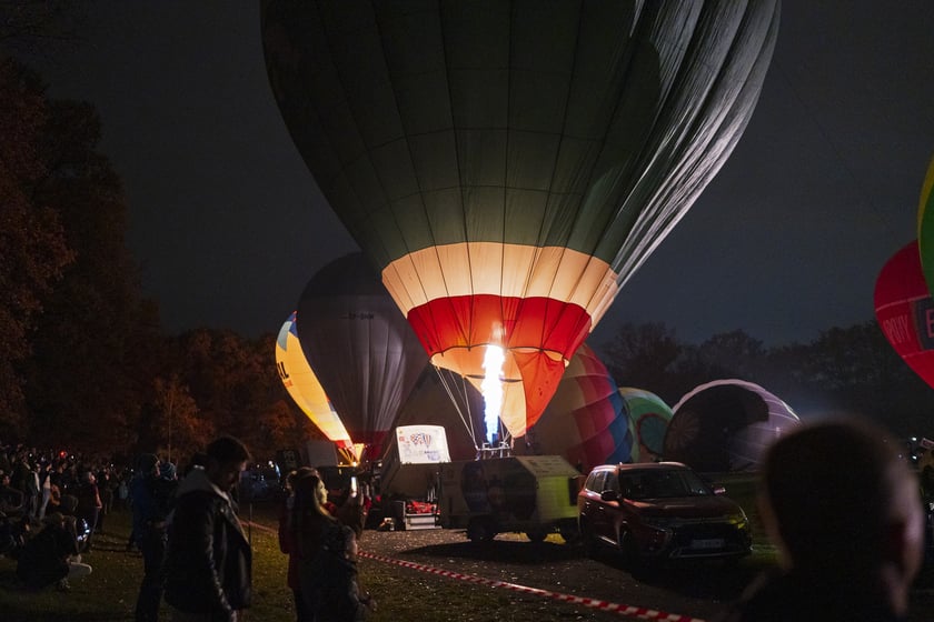 Rozpoczęcie Fiesty Balonowej o Puchar Prezydenta Wrocławia - wieczorny pokaz balonów na boisku przy Stadionie Olimpijskim.