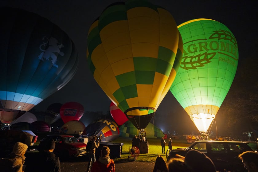 Rozpoczęcie Fiesty Balonowej o Puchar Prezydenta Wrocławia - wieczorny pokaz balonów na boisku przy Stadionie Olimpijskim.