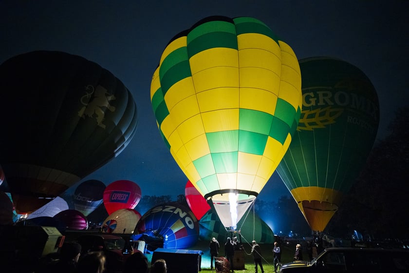 Rozpoczęcie Fiesty Balonowej o Puchar Prezydenta Wrocławia - wieczorny pokaz balonów na boisku przy Stadionie Olimpijskim.