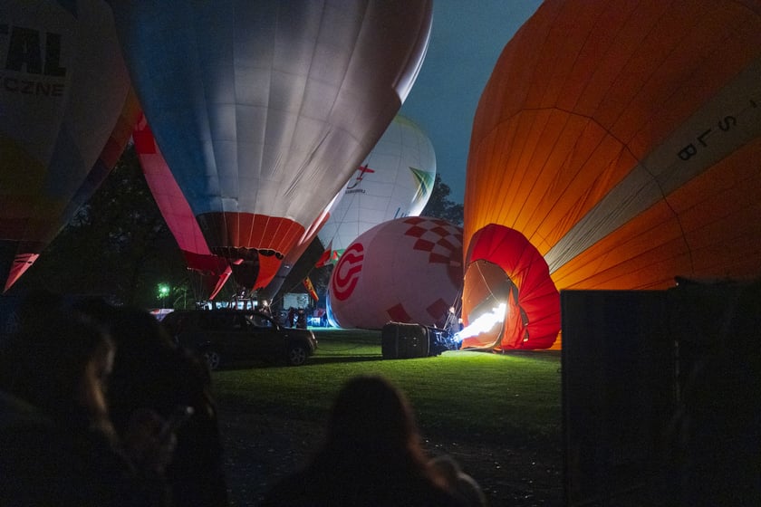 Rozpoczęcie Fiesty Balonowej o Puchar Prezydenta Wrocławia - wieczorny pokaz balonów na boisku przy Stadionie Olimpijskim.