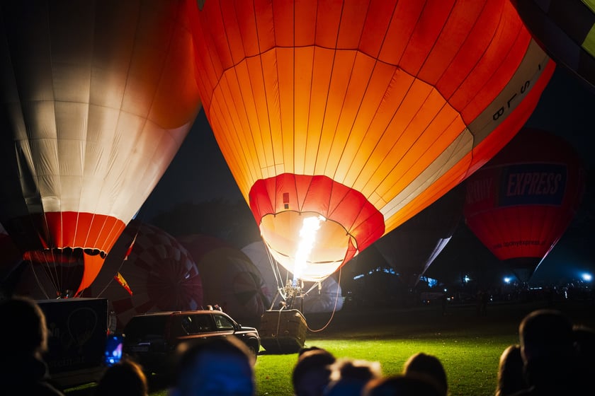Rozpoczęcie Fiesty Balonowej o Puchar Prezydenta Wrocławia - wieczorny pokaz balonów na boisku przy Stadionie Olimpijskim.