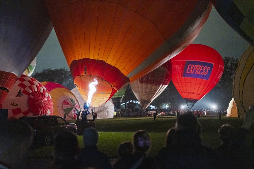 Rozpoczęcie Fiesty Balonowej o Puchar Prezydenta Wrocławia - wieczorny pokaz balonów na boisku przy Stadionie Olimpijskim.