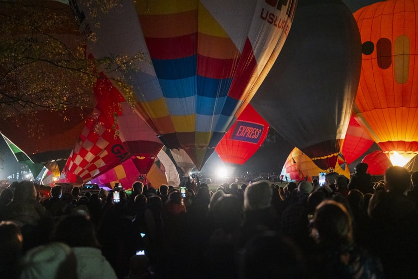 Rozpoczęcie Fiesty Balonowej o Puchar Prezydenta Wrocławia - wieczorny pokaz balonów na boisku przy Stadionie Olimpijskim.