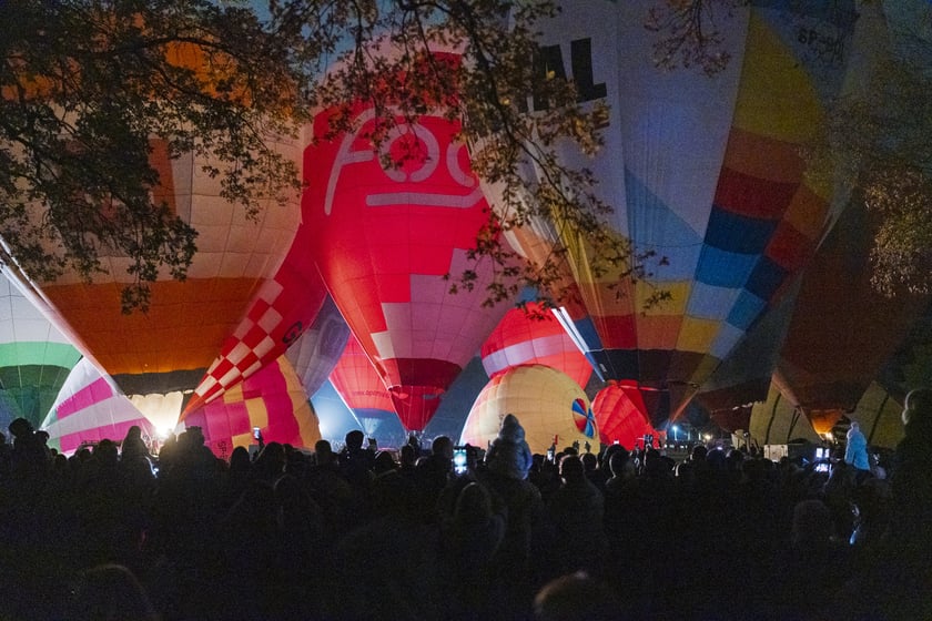 Rozpoczęcie Fiesty Balonowej o Puchar Prezydenta Wrocławia - wieczorny pokaz balonów na boisku przy Stadionie Olimpijskim.
