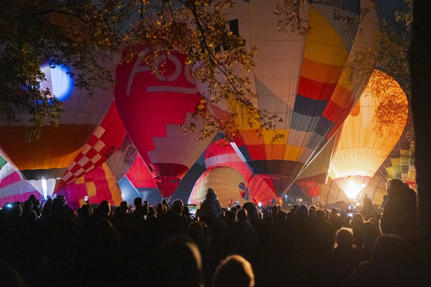 Rozpoczęcie Fiesty Balonowej o Puchar Prezydenta Wrocławia - wieczorny pokaz balonów na boisku przy Stadionie Olimpijskim.