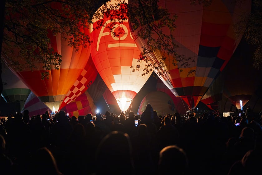 Rozpoczęcie Fiesty Balonowej o Puchar Prezydenta Wrocławia - wieczorny pokaz balonów na boisku przy Stadionie Olimpijskim.