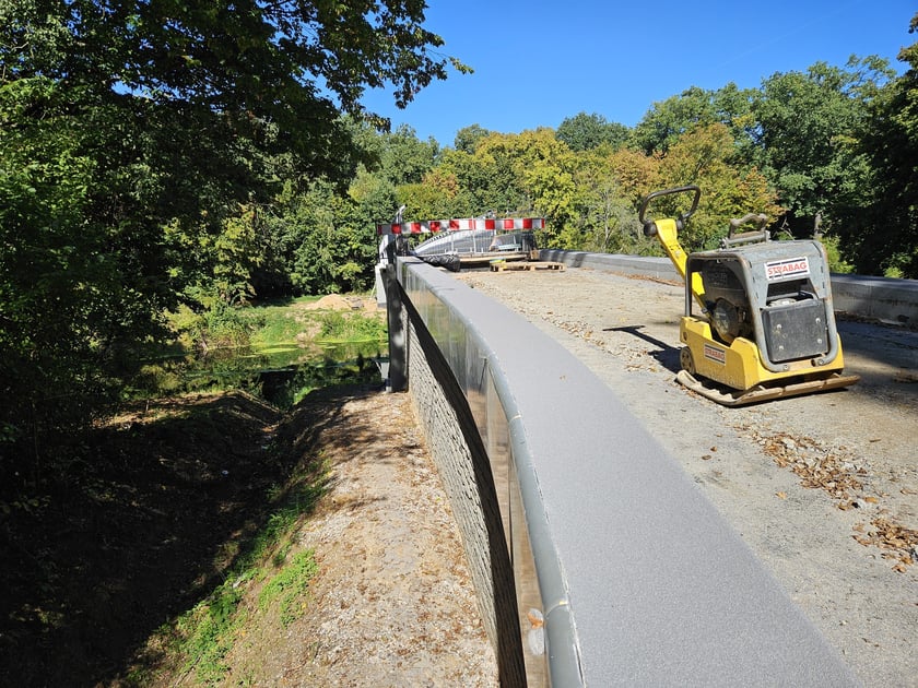 Postęp prac przy budowie kładki nad Widawą  - zdjęcia z końca września i końca października 2025 r.