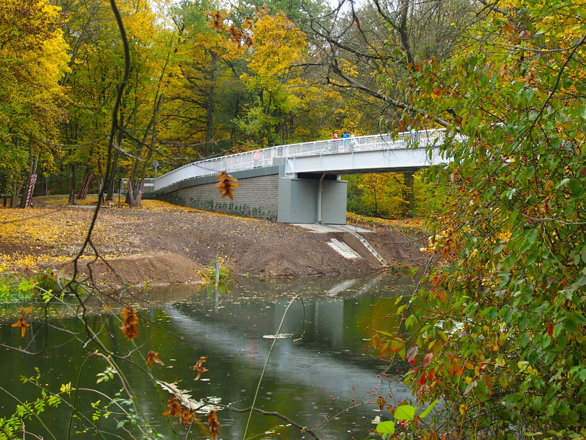 Postęp prac przy budowie kładki nad Widawą  - zdjęcia z końca września i końca października 2025 r.