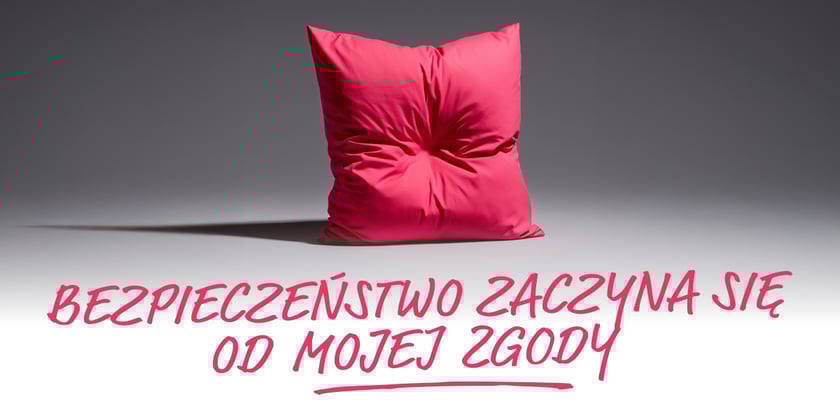 Różowa poduszka z węzłem na szarym tle z napisem "Bezpieczeństwo zaczyna się od mojej zgody" w czerwonym tekście.