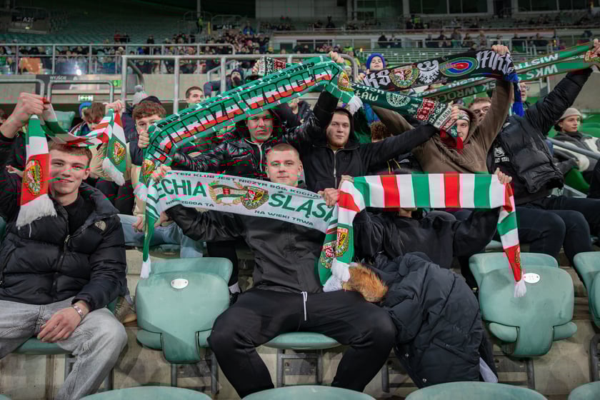 Kibice na meczu Śląska Wrocław z Rakowem Częstochowa.