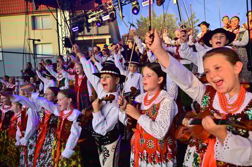 Dzieci ubrane w góralskie stroje - koncert Małej Armii Janosika
