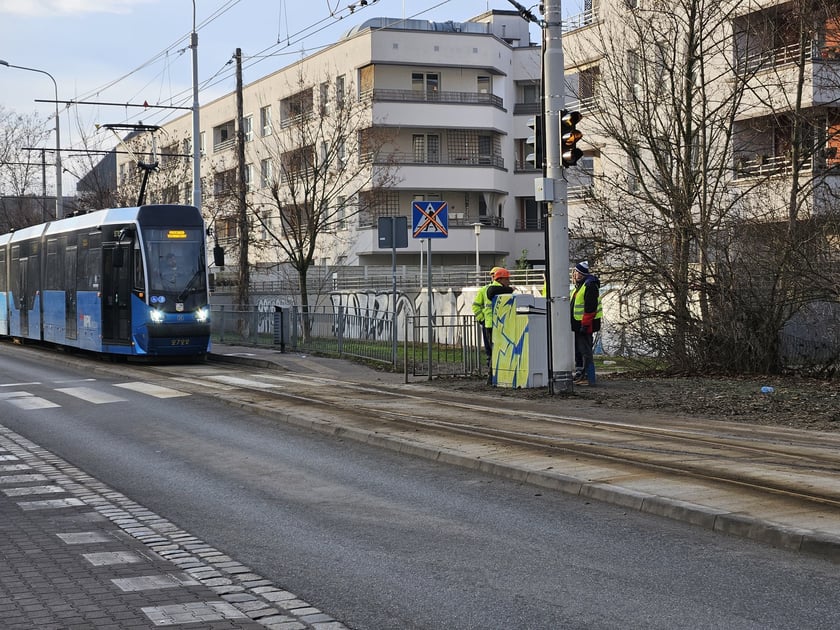 Testy sygnalizacji tramwajowej przy mijance na torowisku przy ul. Przyjaźni.