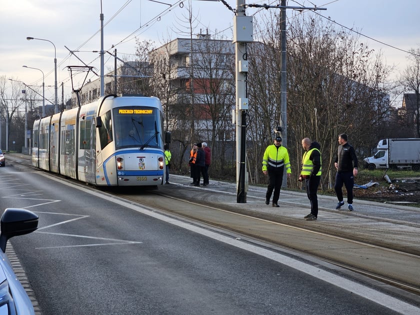 Testy sygnalizacji tramwajowej przy mijance na torowisku przy ul. Przyjaźni.