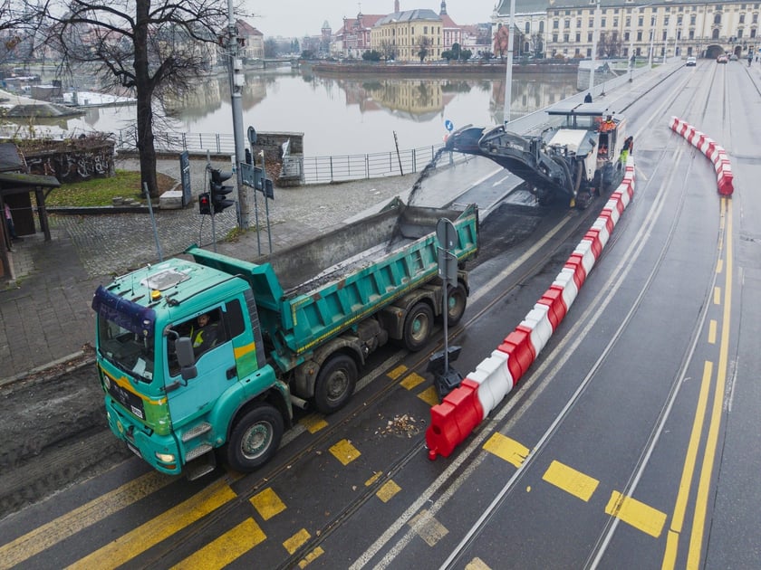 Frezowanie asfaltu na ul. Drobnera
