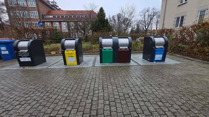 Pojemniki na śmieci na Sępolnie z nowymi otworami klapowymi
