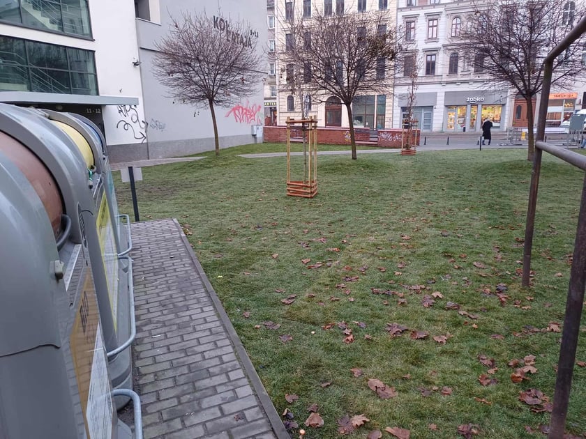 Skwerek przy Mezonetowcu na ul. Kołłątaja po renowacji i nowych nasadzeniach.