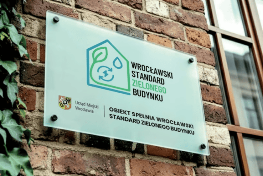 Tabliczka na obiekcie informująca o tym, że spełnia on Standard Zielonego Budynku