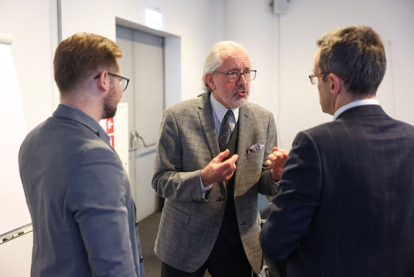 Samorządowcy rozmawiają z prof. Jerzym Korczakiem, autorem projektu statutu WrOM.