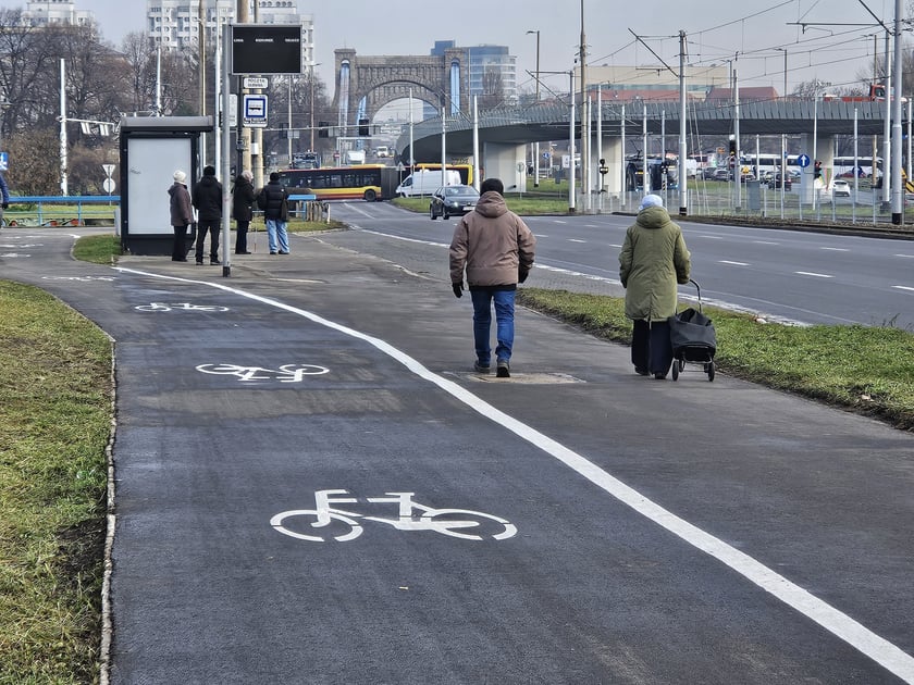 Wyremontowany chodnik i ścieżka rowerowa na pl. Społecznym.