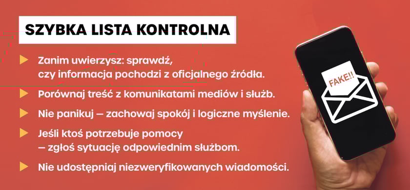 Grafika opisująca 5 punktów listy kontrolnej: zanim uwierzysz: sprawdź, czy informacja pochodzi z oficjalnego źródła; porównaj treść z komunikatami mediów i służb; nie panikuj - zachowaj spokój i logiczne myślenie; jeśli ktoś potrzebuje pomocy - zgłoś sytuację odpowiednim służbom; nie udostępniaj niezweryfikowanych wiadomości. Z prawej - ręka trzymająca wygaszony smartfon z obrazkiem otwartej koperty z napisem FAKE!!