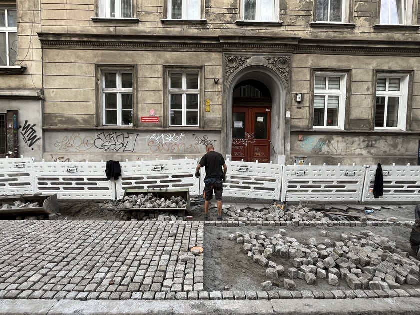 Brukowanie miejsc postojowych na chodniku przy ul. Dąbrowskiego.