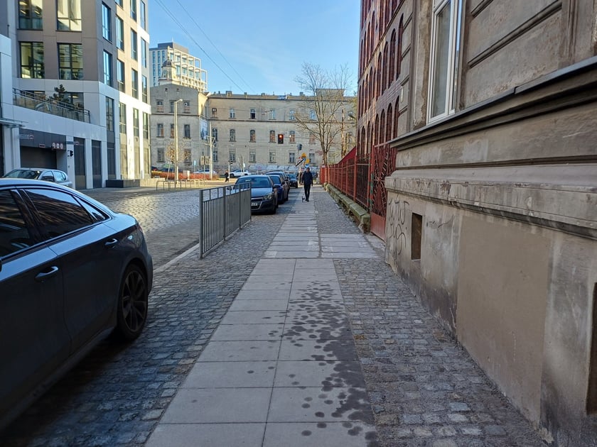 Ul. Haukego-Bosaka z wyremontowanym chodnikiem.