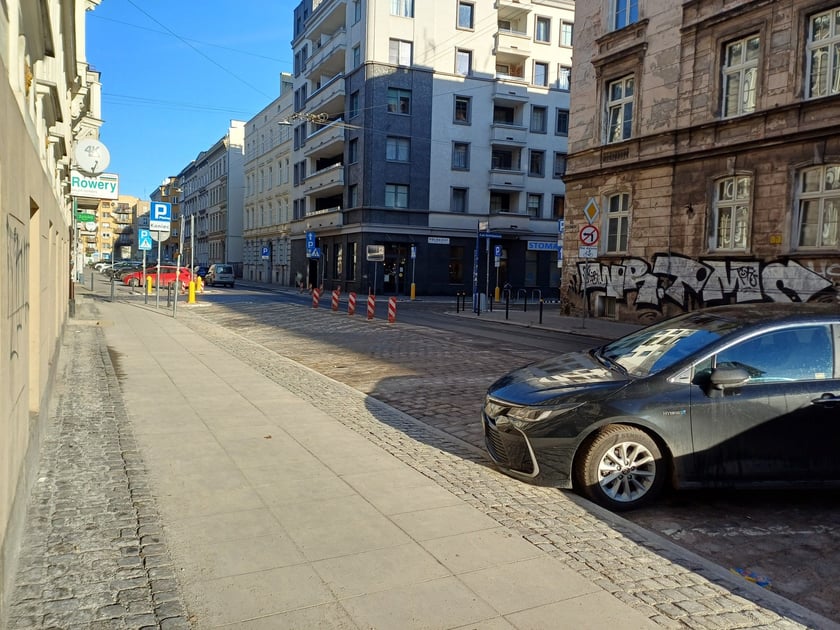 Chodnik na ul. Dąbrowskiego po remoncie
