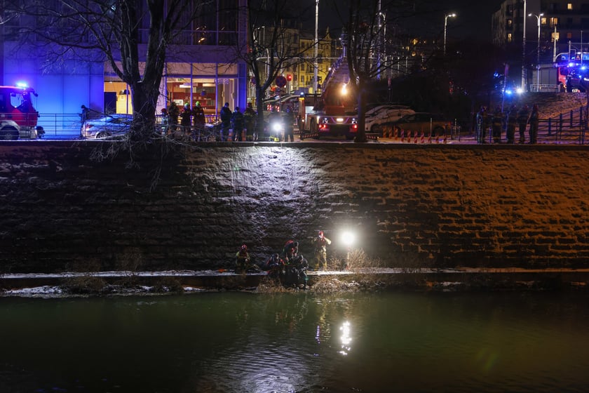 Akcja Służb ratowniczych po wpadnięciu auta do Odry przy Kępie Mieszczańskiej