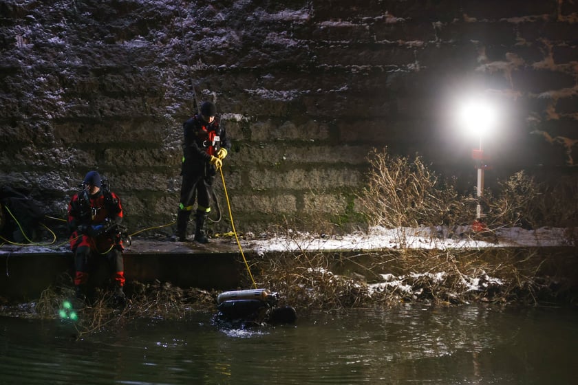 Akcja Służb ratowniczych po wpadnięciu auta do Odry przy Kępie Mieszczańskiej