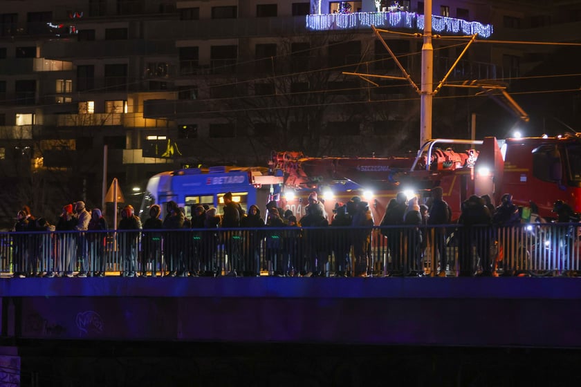 Akcja Służb ratowniczych po wpadnięciu auta do Odry przy Kępie Mieszczańskiej