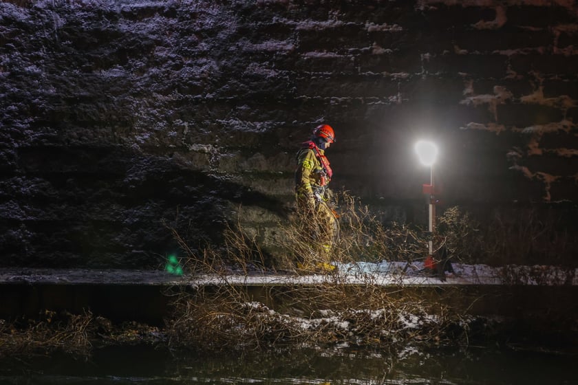 Akcja Służb ratowniczych po wpadnięciu auta do Odry przy Kępie Mieszczańskiej