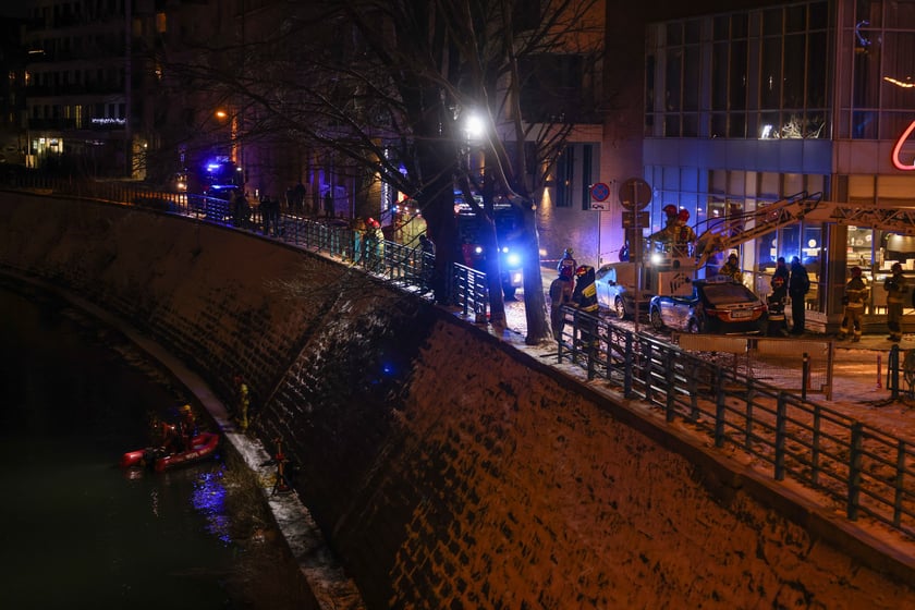 Akcja Służb ratowniczych po wpadnięciu auta do Odry przy Kępie Mieszczańskiej