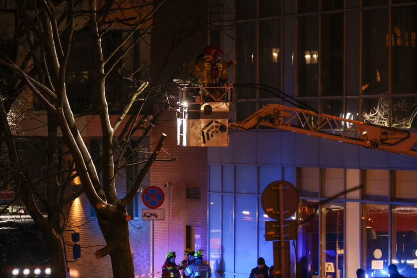 Akcja Służb ratowniczych po wpadnięciu auta do Odry przy Kępie Mieszczańskiej