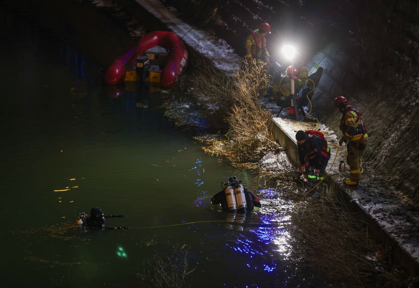 Akcja Służb ratowniczych po wpadnięciu auta do Odry przy Kępie Mieszczańskiej