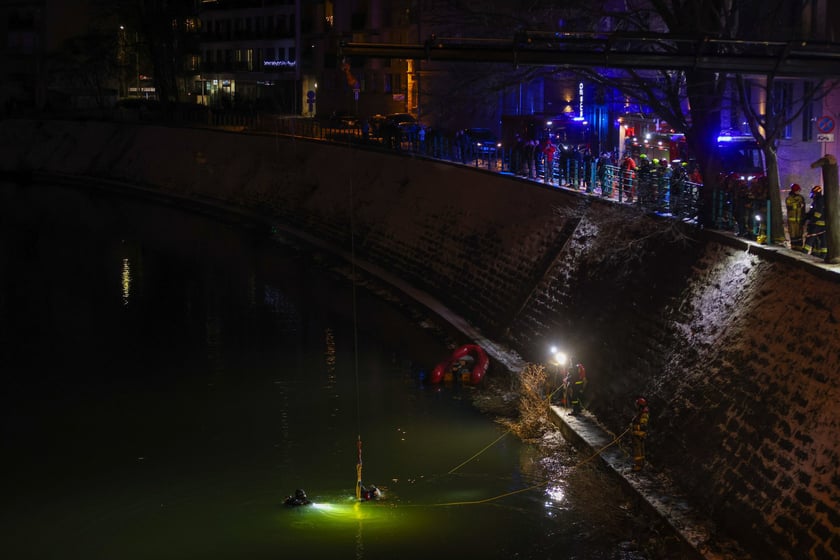 Akcja Służb ratowniczych po wpadnięciu auta do Odry przy Kępie Mieszczańskiej