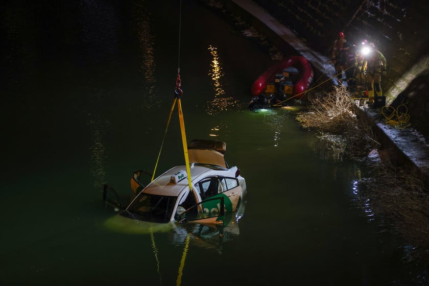 Akcja Służb ratowniczych po wpadnięciu auta do Odry przy Kępie Mieszczańskiej