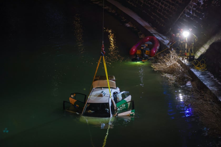 Akcja Służb ratowniczych po wpadnięciu auta do Odry przy Kępie Mieszczańskiej