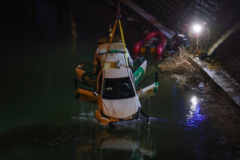 Akcja Służb ratowniczych po wpadnięciu auta do Odry przy Kępie Mieszczańskiej